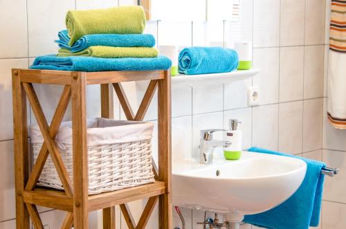 Niederuntersberg的住宿－Haus Unterrain，浴室设有水槽和带毛巾的架子。