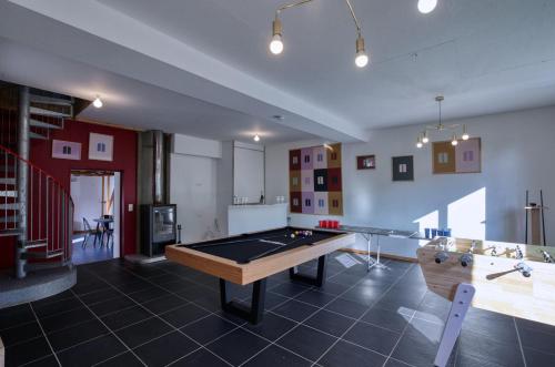 een grote kamer met een pooltafel. bij Crazy Villa Les Terres Douces 28 - Heated pool - Basket - 2h Paris - 31p 
