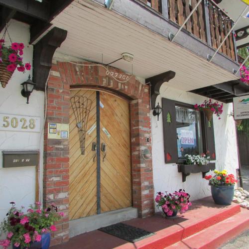 Facade o entrance ng Gables Motel