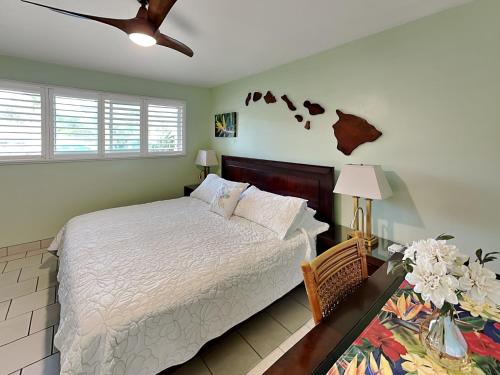 1 dormitorio con 1 cama y ventilador de techo en Shores of Maui 121, en Kihei