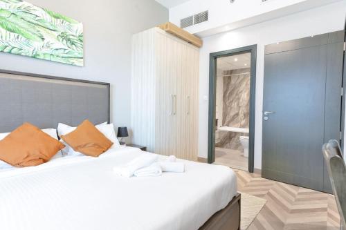 Postel nebo postele na pokoji v ubytování Luxury StayCation - Vibrant 1BR Apartment With Pool & Huge Balcony