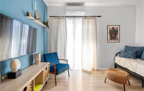 un soggiorno con TV e parete blu di 1 Bedroom Awesome Apartment In Brodarica a Brodarica
