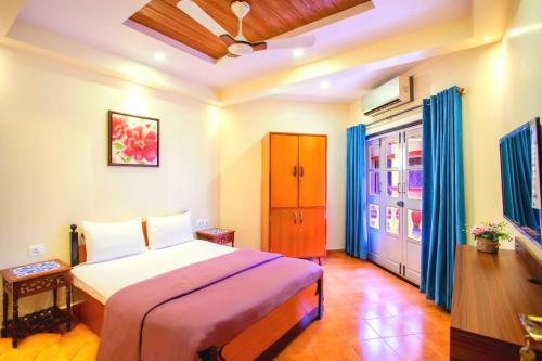 1 dormitorio con 1 cama en una habitación en 'Golden Sea Shell' 1 bhk Beach apartment en Benaulim