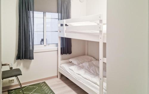 Bunk bed o mga bunk bed sa kuwarto sa 3 Bedroom Amazing Home In Tvedestrand