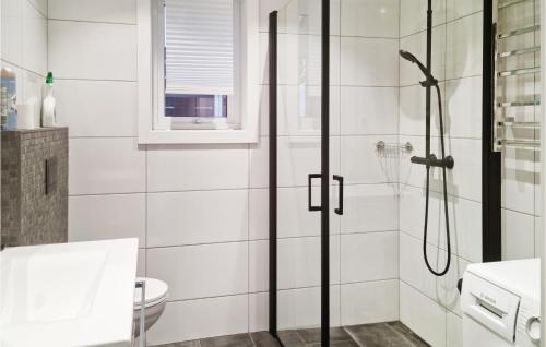 bagno bianco con doccia e servizi igienici di 3 Bedroom Amazing Home In Tvedestrand a Tvedestrand