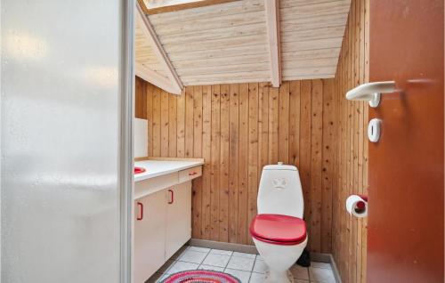 een badkamer met een toilet met een rode stoel bij 3 Bedroom Amazing Home In Hejls in Hejls