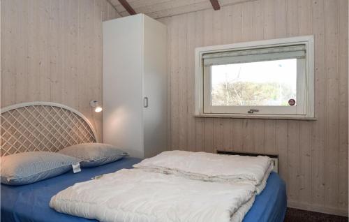 Kelstrup StrandにあるStunning Home In Haderslev With 3 Bedrooms, Sauna And Wifiのベッドルーム(ベッド1台、窓付)