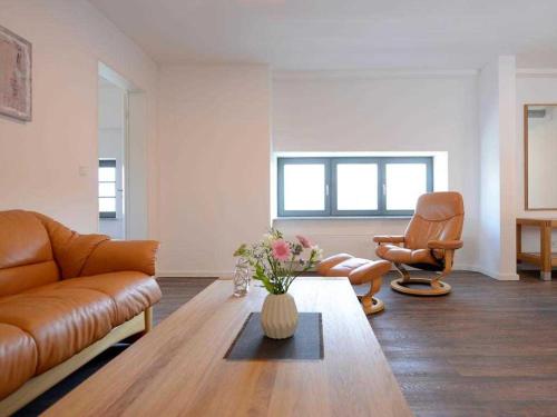 een woonkamer met een bank en een tafel bij Ohlerich Speicher App_ 42 in Wismar