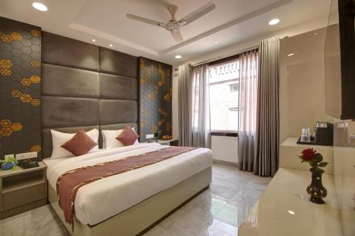 sypialnia z dużym łóżkiem i oknem w obiekcie Hotel Kaca Inn-by Haveliya Hotels w Nowym Delhi