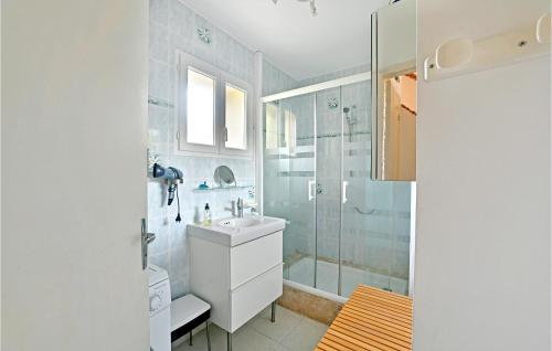 La salle de bains est pourvue d'un lavabo et d'une douche. dans l'établissement 3 Bedroom Nice Home In Mazan, à Mazan