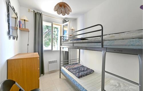 Cette chambre comprend deux lits superposés et un bureau. dans l'établissement 3 Bedroom Nice Home In Mazan, à Mazan