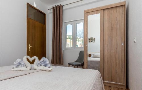 - une chambre dotée d'un lit avec deux cygnes dans l'établissement 1 Bedroom Nice Apartment In Karalic, à Širitovci