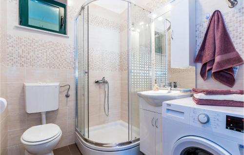 La salle de bains est pourvue d'une douche, de toilettes et d'un lavabo. dans l'établissement 1 Bedroom Nice Apartment In Karalic, à Širitovci