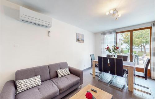 un salon avec un canapé et une table dans l'établissement Holiday Home Mesnil St Pere Cottages De Port, à Mesnil-Saint-Père