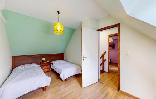 尼勒聖佩雷的住宿－梅斯尼街聖皮爾波特度假屋，一间卧室设有两张床,门通往走廊