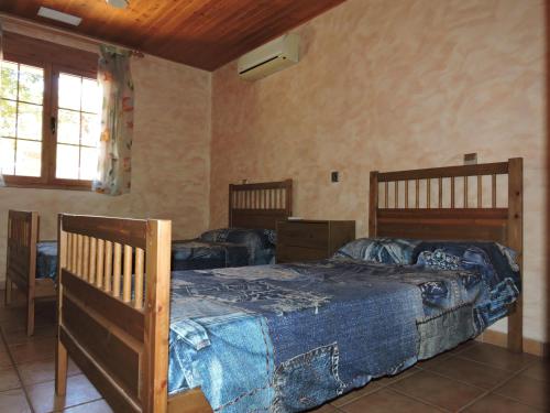 2 camas en una habitación con 2 ventanas en Casa rural lago azul, en Sacedón
