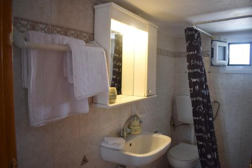 Ванна кімната в Pantazi House
