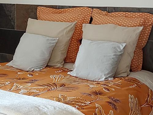 - un lit avec 2 oreillers et une couverture dans l'établissement Villa Maëlla, studio rez-de-jardin, à Saint-Michel-la-Forêt