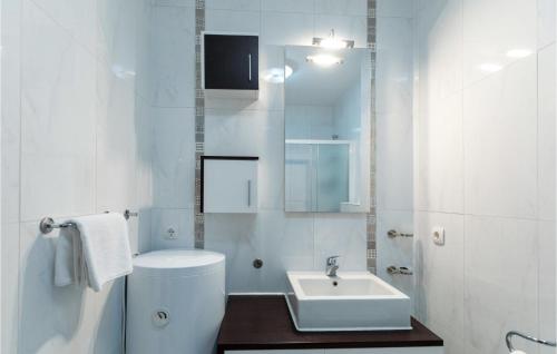 ein weißes Bad mit einem WC und einem Waschbecken in der Unterkunft Stunning Apartment In Blace With House Sea View in Blace