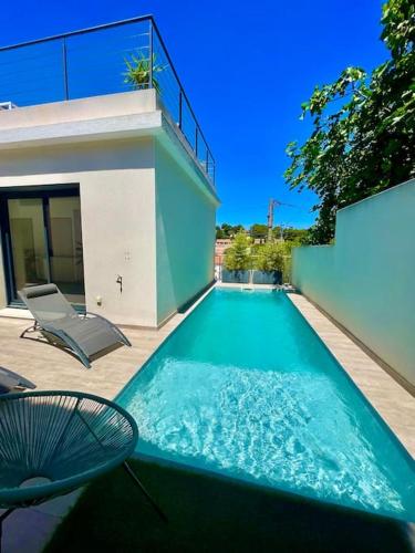 une piscine dans l'arrière-cour d'une maison dans l'établissement Villa de vacances sur la Côte bleue à la couronne, à Martigues