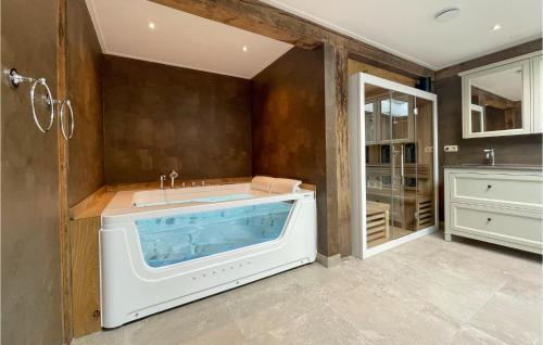 baño con bañera grande en la esquina en 3 Bedroom Gorgeous Home In Hellendoorn en Hellendoorn