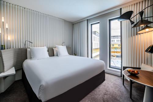 Ένα ή περισσότερα κρεβάτια σε δωμάτιο στο Molitor Hotel & Spa Paris - MGallery Collection