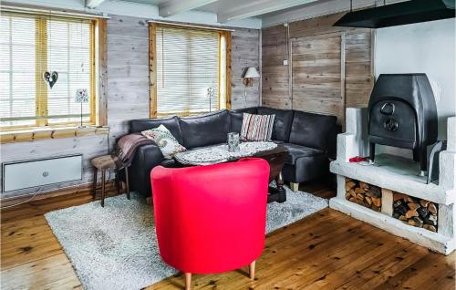 Mosvik的住宿－Stunning Home In Mosvik With House Sea View，客厅配有黑色真皮沙发和炉灶。