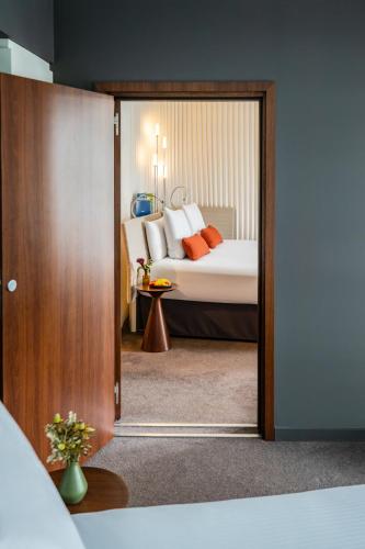 Ένα ή περισσότερα κρεβάτια σε δωμάτιο στο Molitor Hotel & Spa Paris - MGallery Collection
