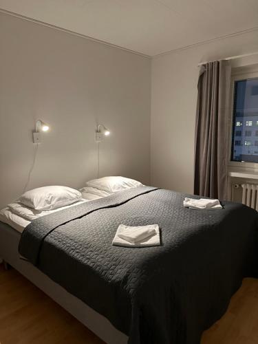 羅瓦涅米的住宿－Lapinmaa Apartments，一间卧室配有一张床,上面有两条毛巾