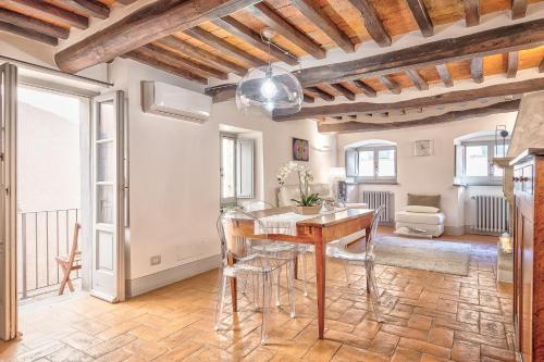 uma cozinha e sala de jantar com mesa e cadeiras em Casa Samuela - Together in Tuscany em Cortona