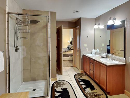 Un baño con dos lavabos y una ducha. en Hi-Bear-Nate Mountain View 5303, en Pigeon Forge