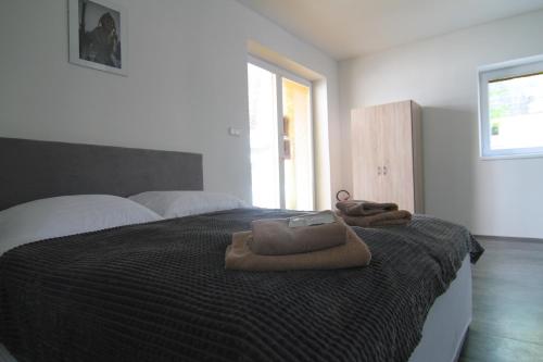 a bedroom with a bed with two towels on it at Trdlovy Apartmány a Chata Tatranec v areálu Jaškovské krčmy in Horní Těrlicko
