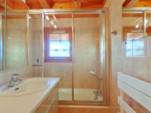 y baño con ducha, lavabo y bañera. en Appartement Les Saisies, 2 pièces, 6 personnes - FR-1-594-116 en Hauteluce