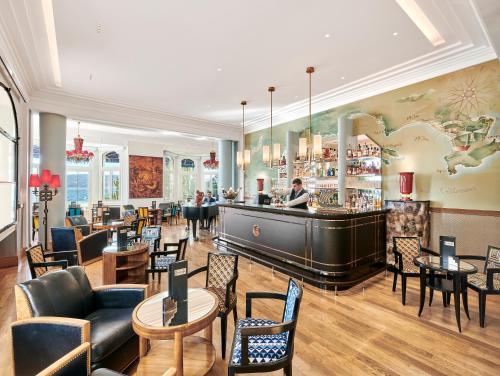 Лаундж или бар в Hôtel Belles Rives