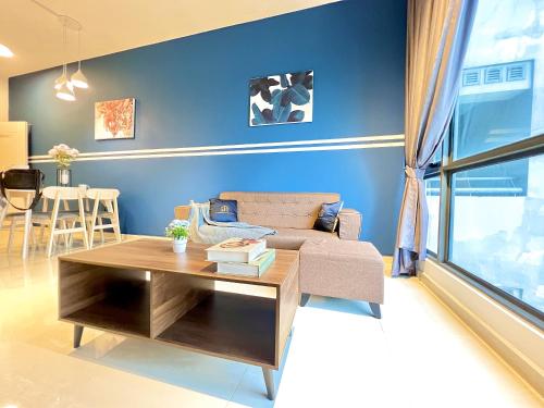 - un salon avec un canapé et une table dans l'établissement SKS Pavillion Residence romantic luxury unit JBCC Netflix YouTube, à Johor Bahru