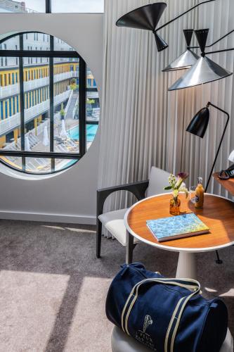 Πισίνα στο ή κοντά στο Molitor Hotel & Spa Paris - MGallery Collection