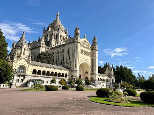 Fotografia z galérie ubytovania Joli appartement au cœur de Lisieux avec vue sur la Cathédrale v destinácii Lisieux