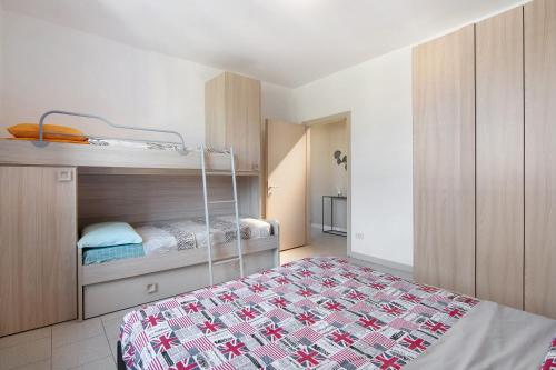 sypialnia z łóżkiem piętrowym w pokoju w obiekcie Colico Center w mieście Colico