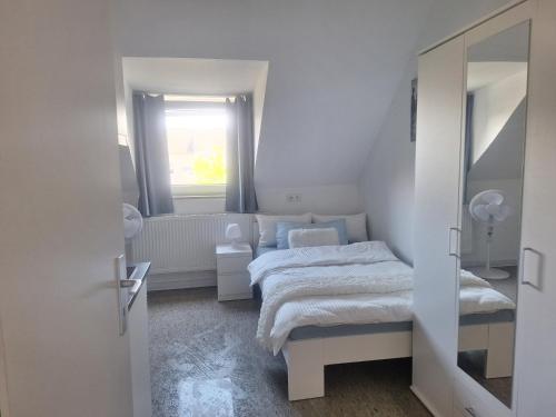 Habitación pequeña con 2 camas y ventana en Studio-Apartment 22 - 3R1 en Essen