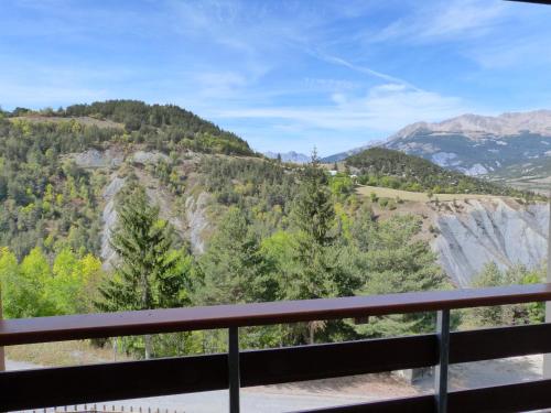 Le balcon offre une vue sur les chutes. dans l'établissement CBU Le Sauze, à Enchastrayes