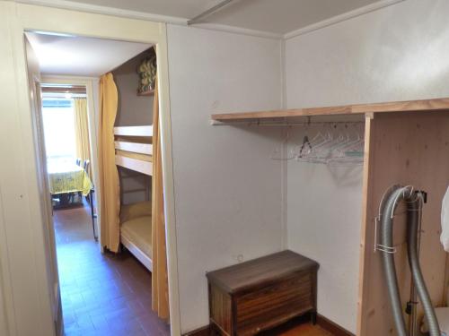 une petite chambre avec des lits superposés et une petite chambre avec un escalier. dans l'établissement CBU Le Sauze, à Enchastrayes