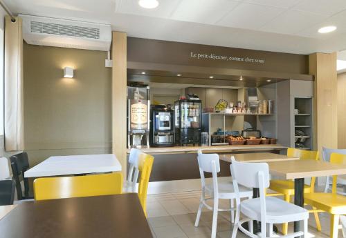 Dapur atau dapur kecil di B&B HOTEL Le Mans Nord 1