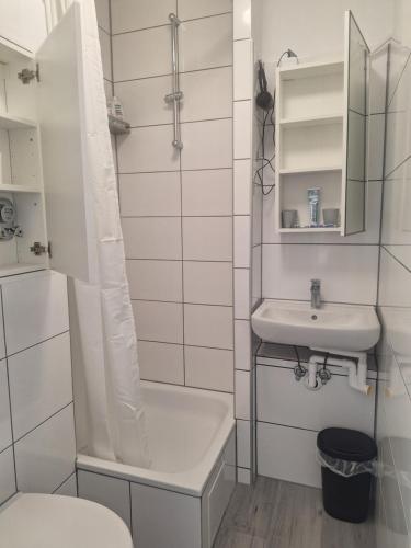 Baño blanco con lavabo y aseo en Studio-Apartment 22 - 3R1 en Essen