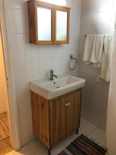 bagno con lavandino e specchio di ANOI 1-bedroom country House a Episkopi Pafou