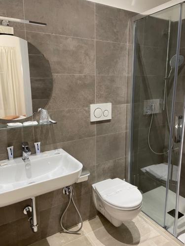 e bagno con servizi igienici, lavandino e doccia. di Hotel Casa Valdese Roma a Roma