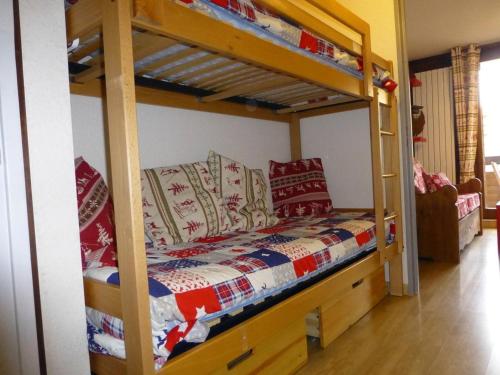 ラルプ・デュエズにあるAppartement Huez, 2 pièces, 4 personnes - FR-1-405-140の二段ベッドが備わるドミトリールームのベッド1台分です。