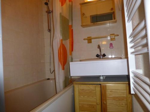 ein Bad mit einer Badewanne, einem Waschbecken und einer Dusche in der Unterkunft Appartement Huez, 2 pièces, 4 personnes - FR-1-405-140 in L'Alpe-d'Huez