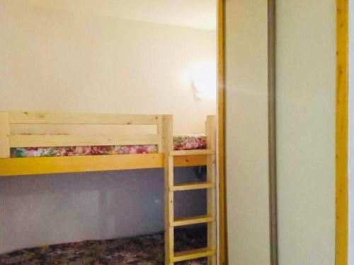 1 dormitorio con 2 literas y espejo en Appartement La Plagne Montalbert , 2 pièces, 4 personnes - FR-1-181-2454 en Aime La Plagne