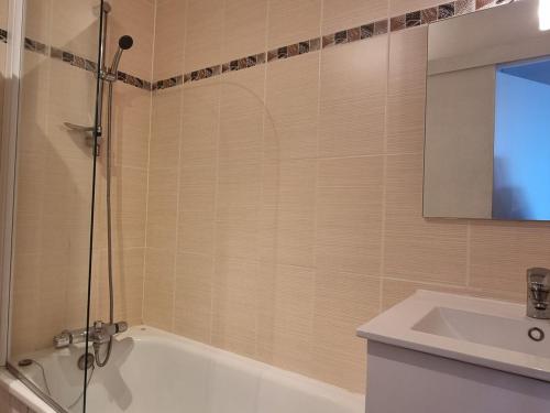 Photo de la galerie de l'établissement Studio rénové au pied des pistes avec balcon et TV - FR-1-181-2573, à Aime La Plagne