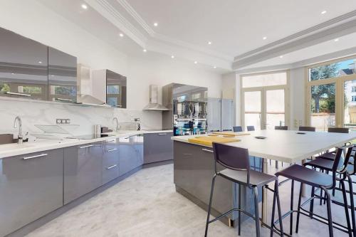 a large kitchen with a table and some chairs at 08.Studio#Creteil#Loft#Exclusif in Créteil